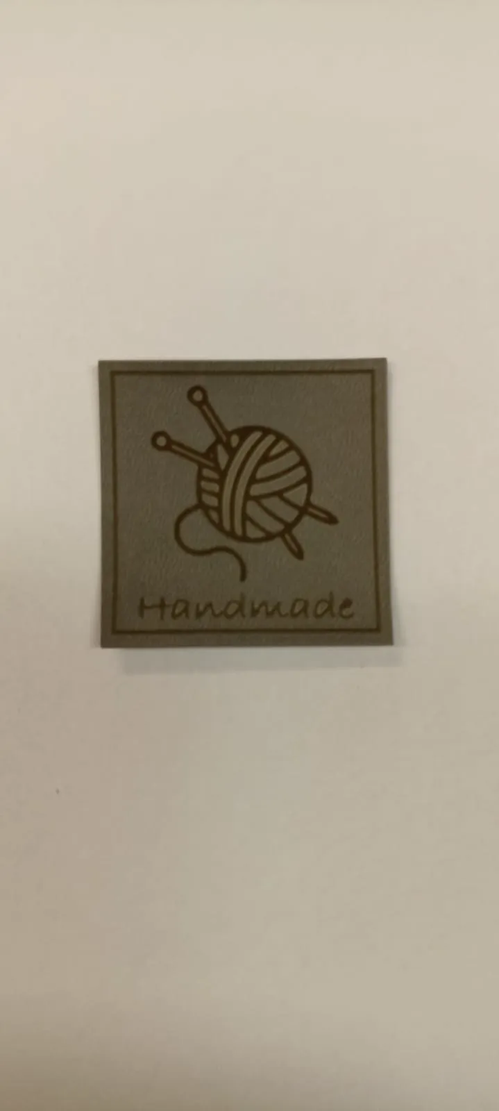 ŠEDÁ* Eko kůže cedulka / KLUBKO A JEHLICE / nášivka HAND MADE 50x50 mm